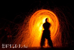 Feuershow bei Nacht - Funkenkreis
