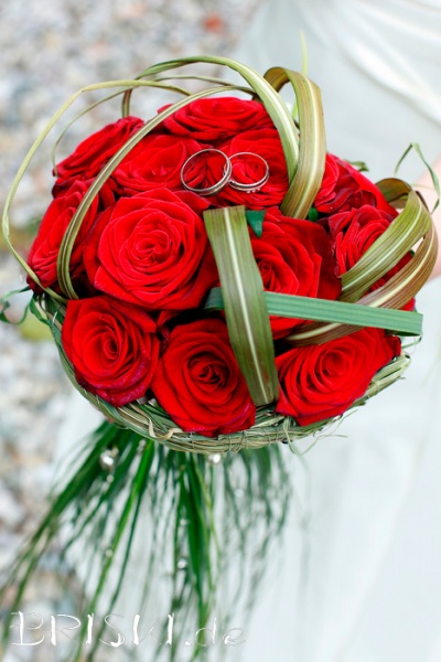 Brautstrauss mit roten Rosen mit Ringen