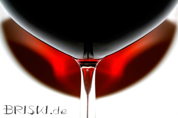 Makro eines Weinglases mit rotem Schatten